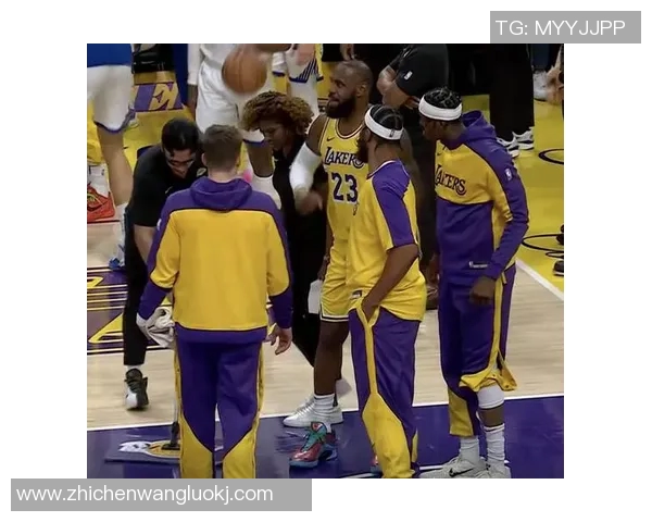 詹姆斯在勇士对骑士的比赛中上演惊天爆扣引发全场沸腾